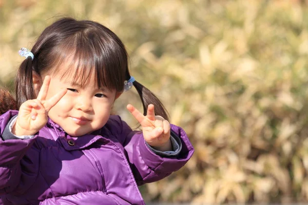 일본 여자 (2 세) (겨울 피복 미소) — 스톡 사진