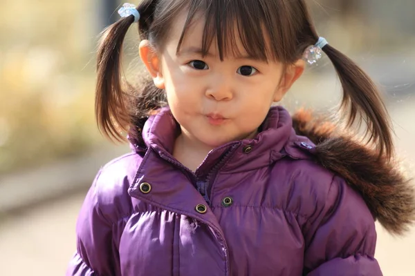 Fille japonaise souriante (2 ans) (tissu d'hiver ) — Photo