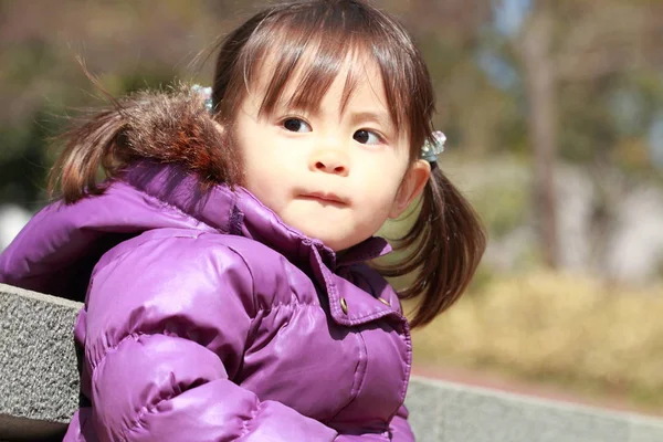 Lächelndes japanisches Mädchen (2 Jahre alt) (Wintertuch)) — Stockfoto
