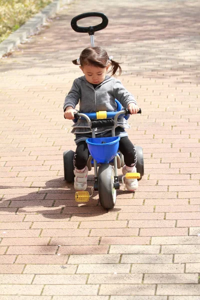 骑三轮车 （2 岁的日本女孩) — 图库照片