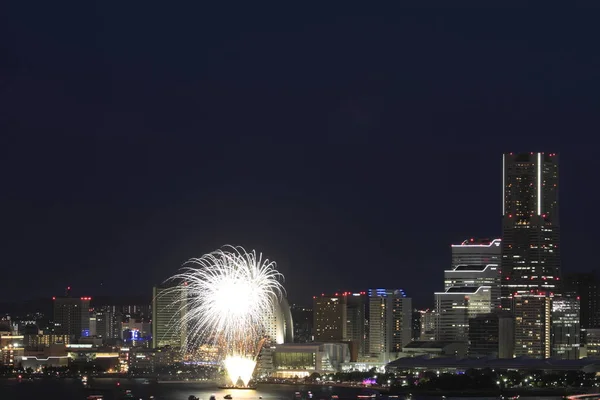 Fyrverkerier i Yokohama port festival på Kanagawa, Japan — Stockfoto