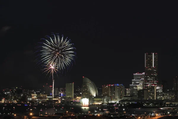 Fuegos artificiales en el festival del puerto de Yokohama en Kanagawa, Japón —  Fotos de Stock