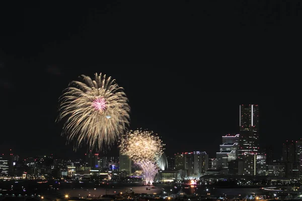 Fuegos artificiales en el festival del puerto de Yokohama en Kanagawa, Japón —  Fotos de Stock