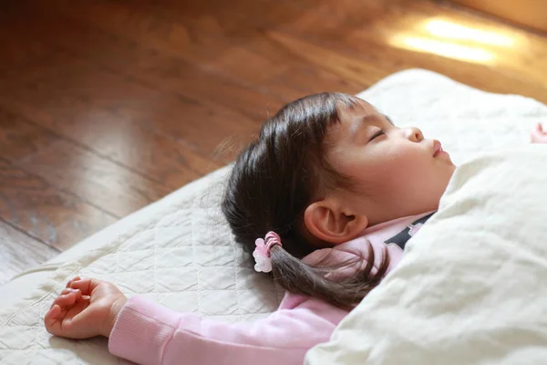 Спящая японская девочка (2 года) ) — стоковое фото