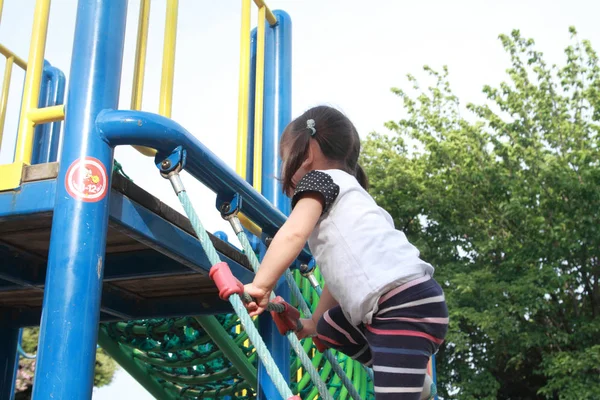 綱渡り (2 歳と遊ぶ日本の女の子) — ストック写真