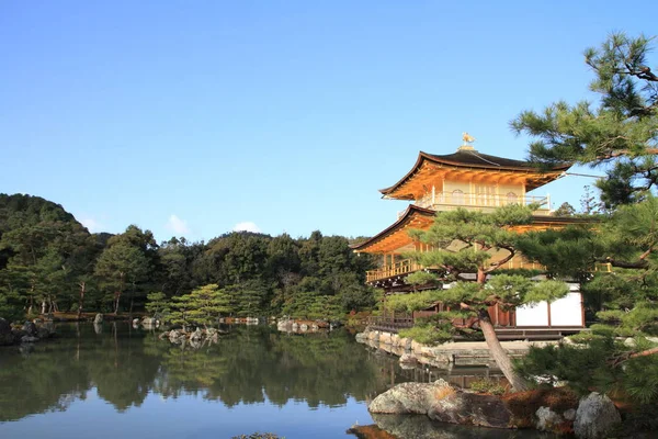 Gouden paviljoen en vijver van Kinkaku-ji in Kyoto, Japan — Stockfoto