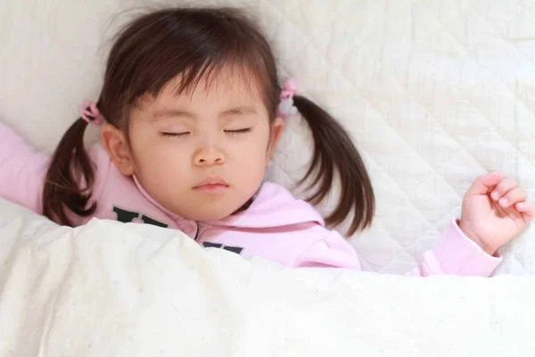 Sovande japansk tjej (2 år gammal) — Stockfoto