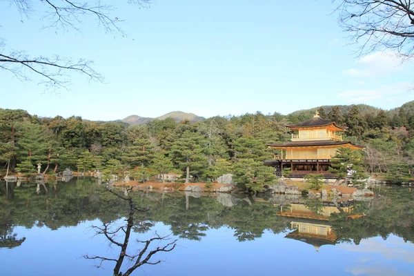 Gouden paviljoen en vijver van Kinkaku-ji in Kyoto, Japan — Stockfoto