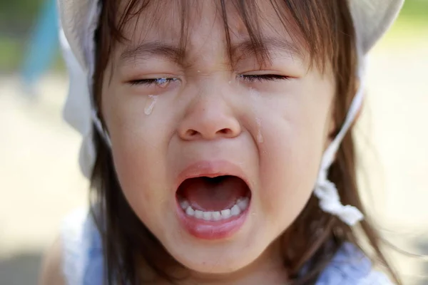 (2 歳の日本の女の子が泣いています。) — ストック写真