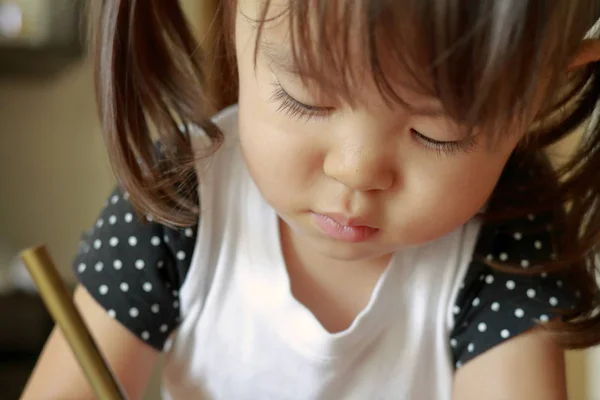 Japans meisje tekenen een afbeelding (2 jarigen) — Stockfoto