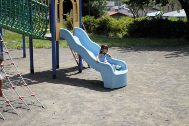 (2 yıl eski slaytta Japon kız)