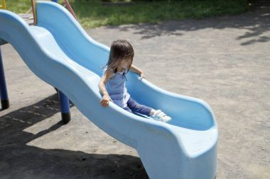 (2 yıl eski slaytta Japon kız)