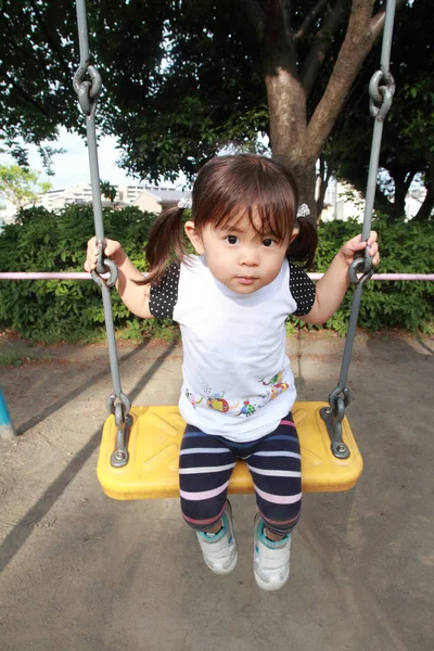 Японская девочка на качелях (2 года) ) — стоковое фото