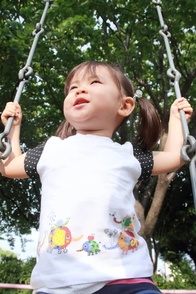 Японська дівчина на гойдалки (2 років) — стокове фото