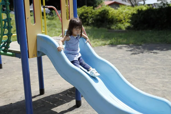 (2 yıl eski slaytta Japon kız)