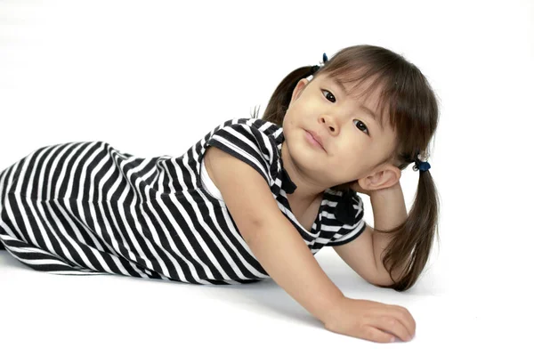 Japon kız (2 yaş civarında yalan) — Stok fotoğraf