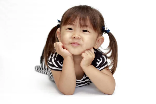 Sdraiato ragazza giapponese (2 anni ) — Foto Stock