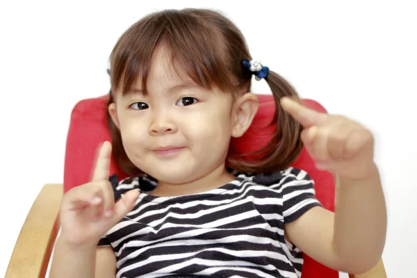 Японская девочка, сидящая на стуле (2 года) (белая спина) ) — стоковое фото