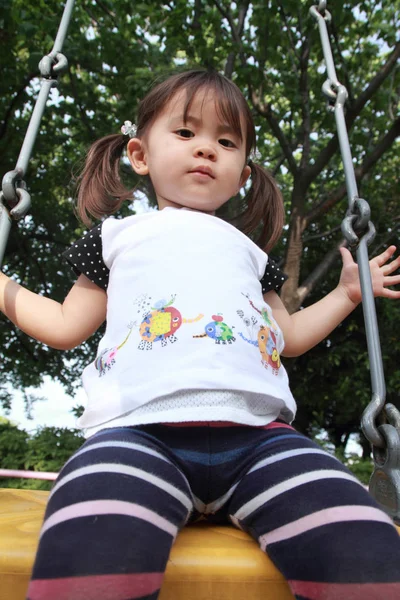 Japán lány a swing (2 éves korig) — Stock Fotó