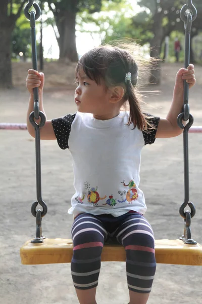 Японская девочка на качелях (2 года) ) — стоковое фото