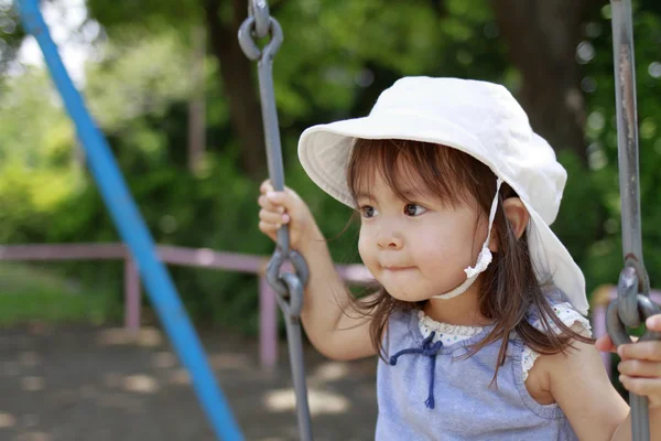Японська дівчина на гойдалки (2 років) — стокове фото