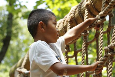 Japon çocuk ropewalking ile oynarken (ikinci sınıf ilköğretim okulunda)