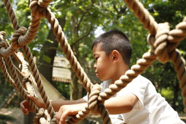 Japon çocuk ropewalking ile oynarken (ikinci sınıf ilköğretim okulunda)