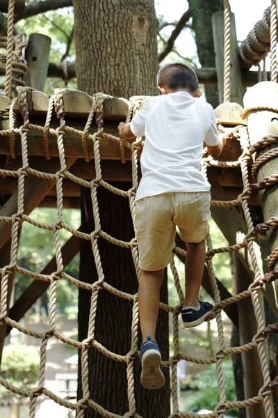 Japonský kluk hraje s ropewalking (druhý stupeň ZŠ) — Stock fotografie