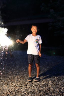 Japon çocuk el havai fişek yapıyor (ikinci sınıf ilköğretim okulunda)