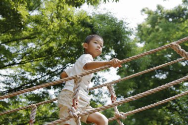 Japon çocuk ropewalking ile oynarken (ikinci sınıf ilköğretim okulunda)
