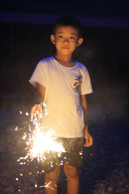 Japon çocuk el havai fişek yapıyor (ikinci sınıf ilköğretim okulunda)
