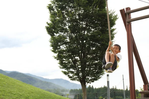 Japanischer Junge spielt mit fliegendem Fuchs (zweite Klasse der Grundschule)) — Stockfoto