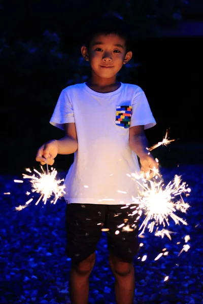 Anak Jepang melakukan kembang api genggam (kelas dua di sekolah dasar) ) — Stok Foto