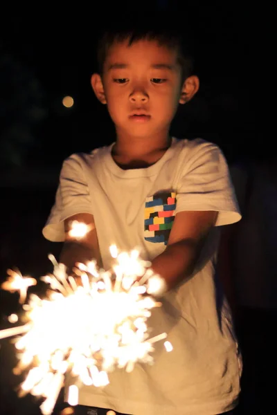 Anak Jepang melakukan kembang api genggam (kelas dua di sekolah dasar) ) — Stok Foto