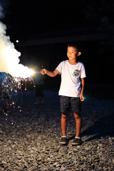 Anak Jepang melakukan kembang api genggam (kelas dua di sekolah dasar) ) — Stok Foto