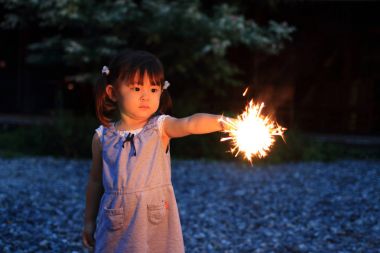 Japon kız el havai fişek (2 yaşında yapıyor)