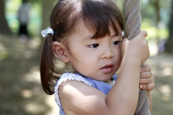 Menina japonesa brincando com raposa voadora (2 anos de idade ) — Fotografia de Stock