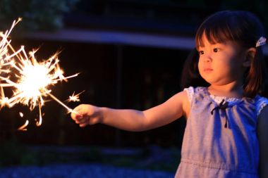 Japon kız el havai fişek (2 yaşında yapıyor)