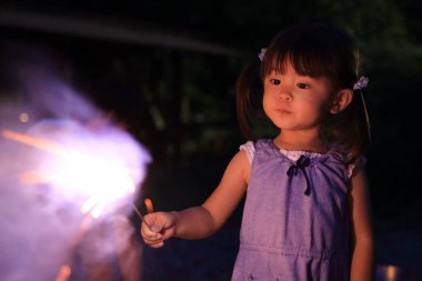 Japon kız el havai fişek (2 yaşında yapıyor)