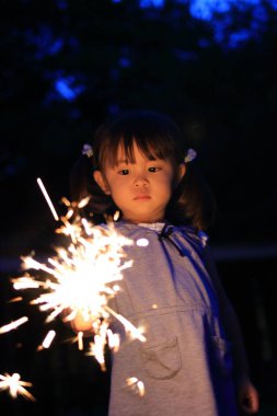 Japon kız el havai fişek (2 yaşında yapıyor)