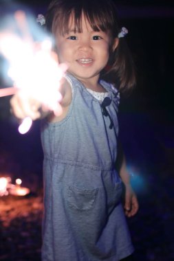 Japon kız el havai fişek (2 yaşında yapıyor)