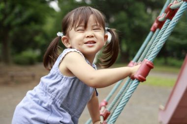 Japon kız (2 yaşında yürüyüş ip ile oynamak)