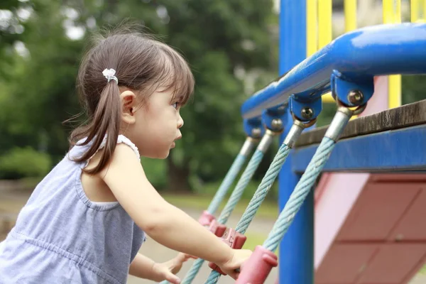 Japon kız (2 yaşında yürüyüş ip ile oynamak)