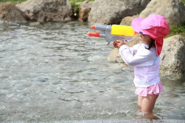 Japansk pojke leker med vattenpistol (2 år gammal) — Stockfoto