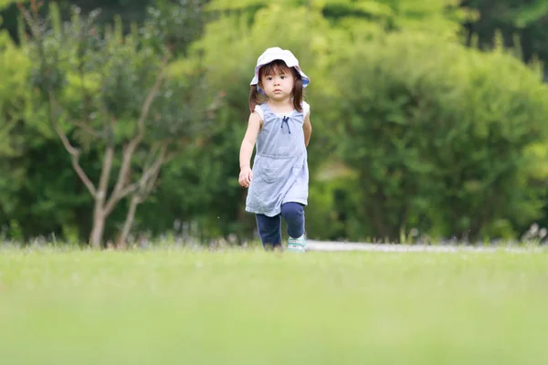 Japonská dívka na trávník (2 roky staré) — Stock fotografie