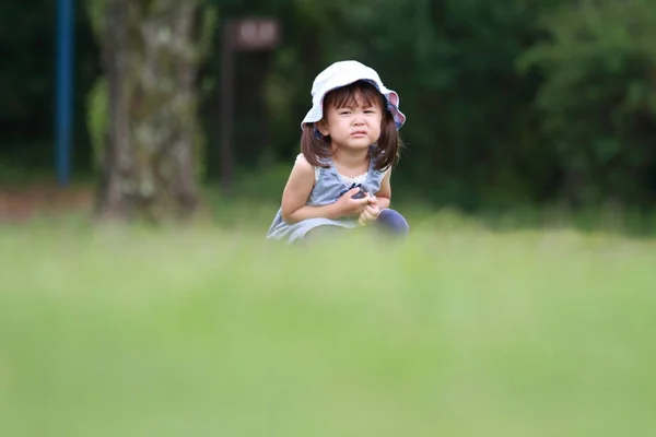 Menina japonesa chorando na grama (2 anos ) — Fotografia de Stock