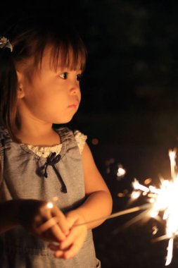 Japon kız el havai fişek (2 yaşında yapıyor)