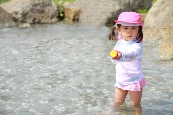 Japonês menino brincando com arma de água (2 anos ) — Fotografia de Stock