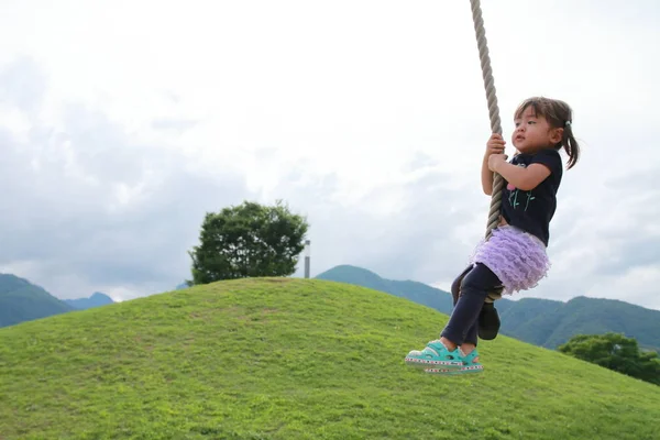 Japansk flicka som leker med flying fox (2 år gammal) — Stockfoto