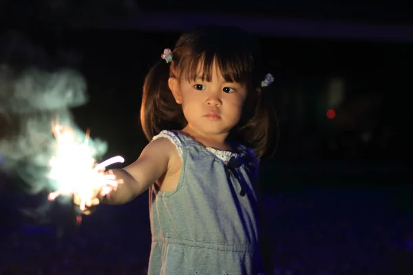 Gadis Jepang yang melakukan kembang api genggam (2 tahun) ) — Stok Foto